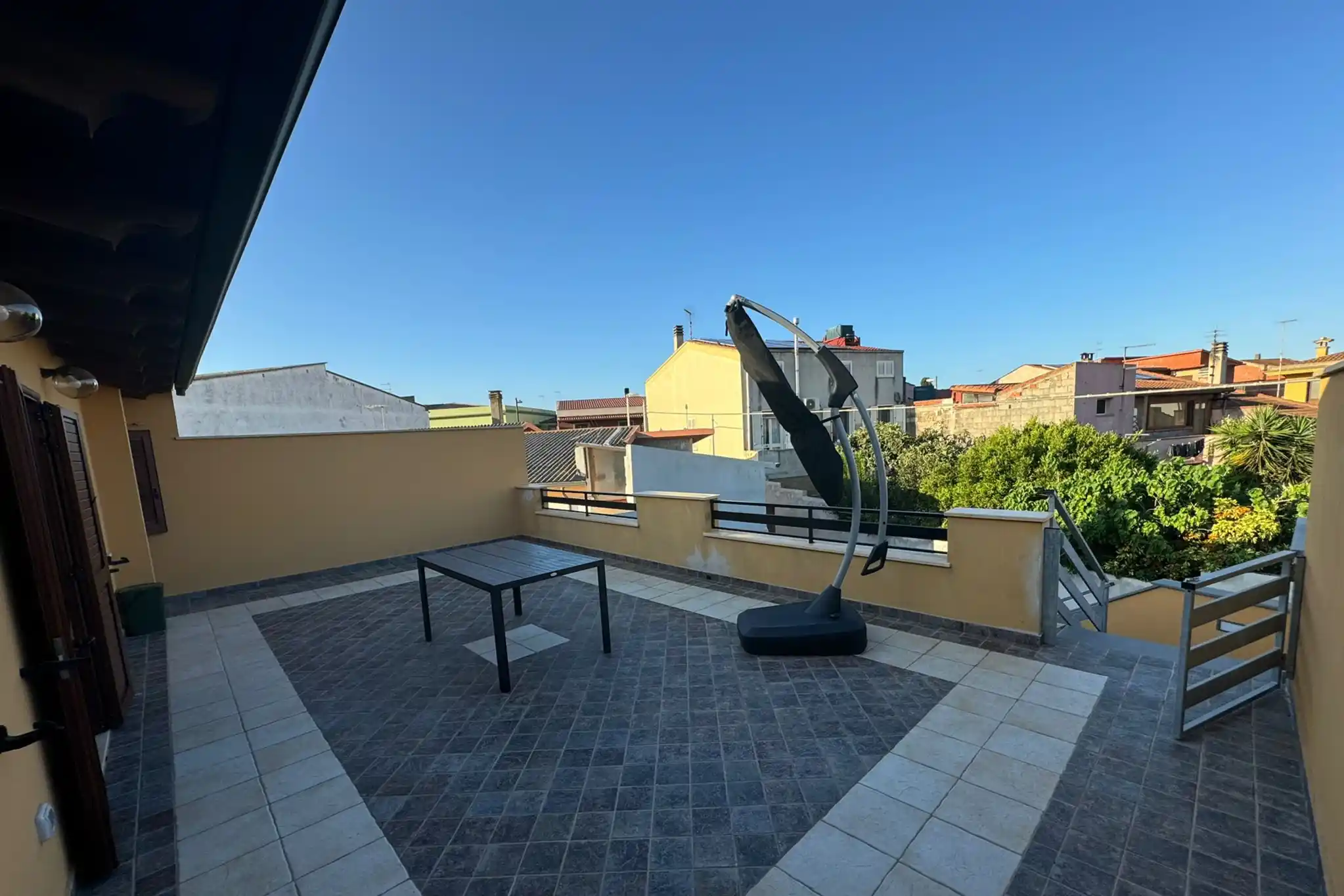 Ampia terrazza panoramica con tavolo per cene all'aperto