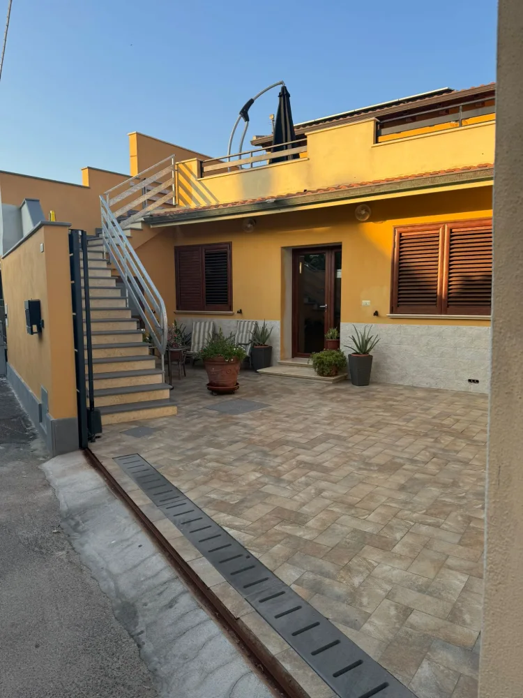Ingresso accogliente della casa con dettagli in legno