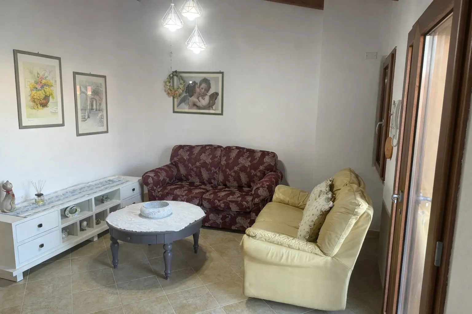 Soggiorno accogliente con cucina a vista completamente attrezzata